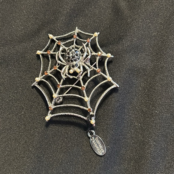 Spider in web pin - Picture 2 of 3